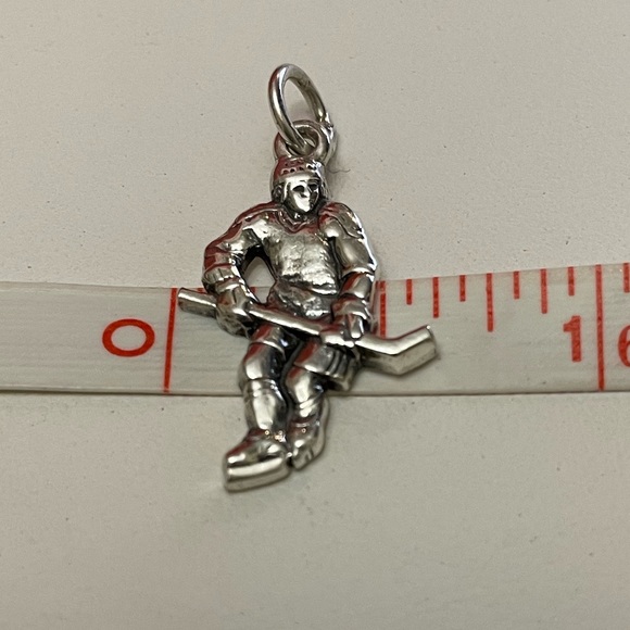 EXTREMELY RARE James Avery Hockey Player Pendant/Charm - Picture 2 of 6